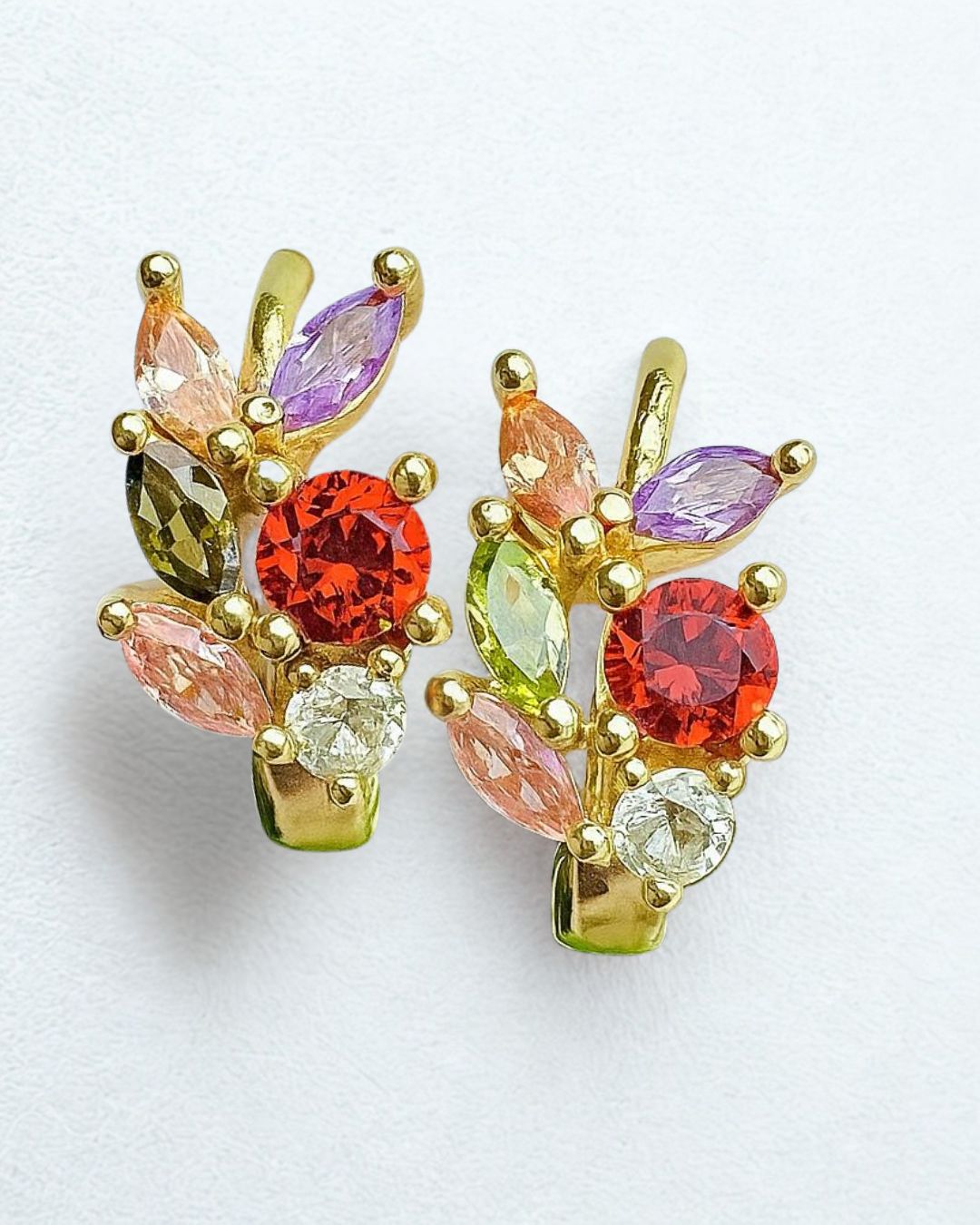 Arete Huggies con Diseño Moderno